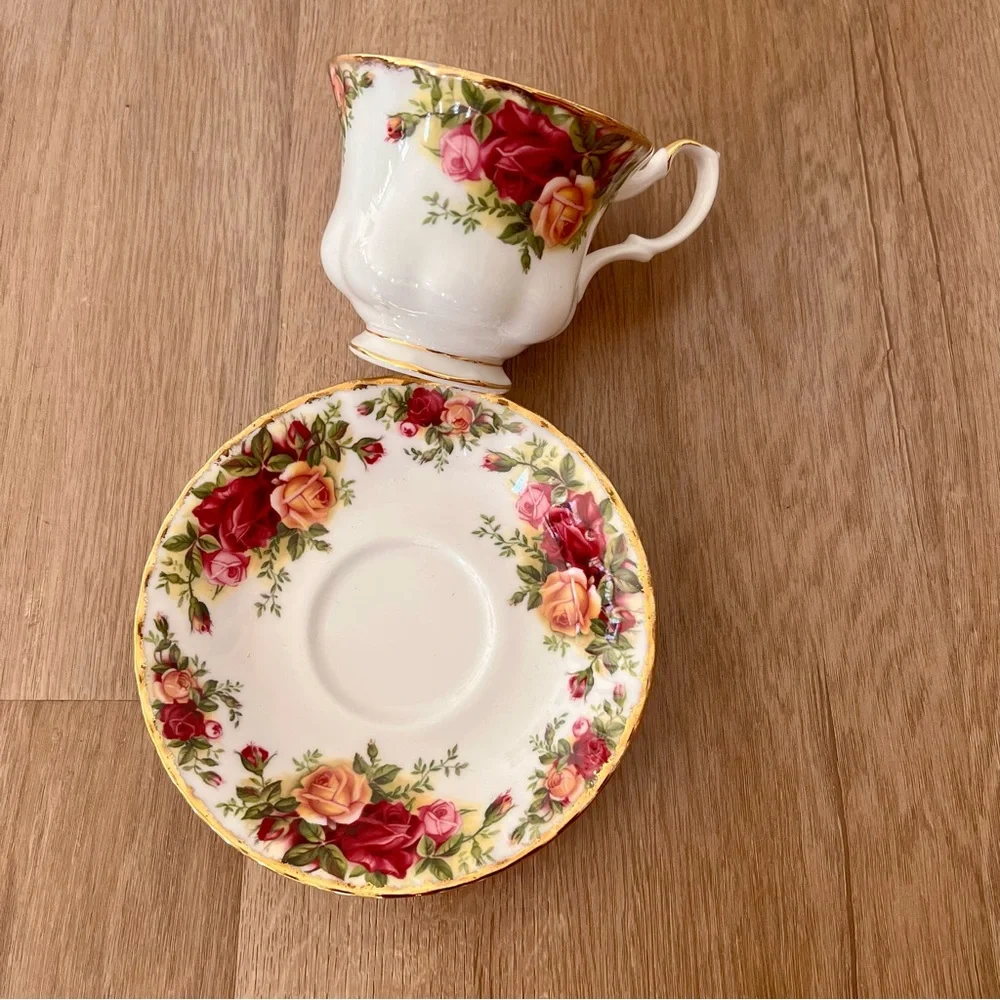 Royal Albert Old Country Roses‎ England Teacup Cup and Saucer Set Bone China